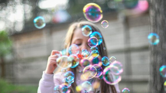 Mädchen macht Seifenblasen - Foto: Vicente/unsplash